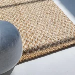 Jute rug with a geometric pattern